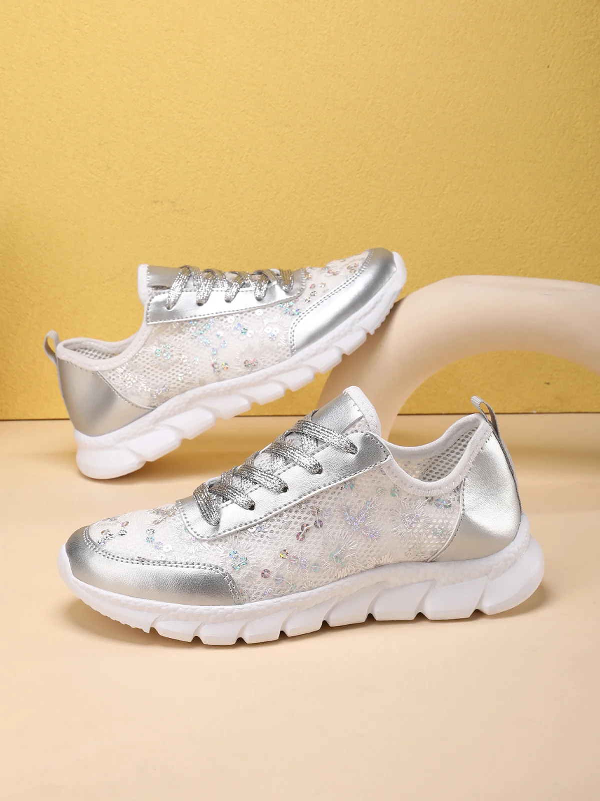 Breathable Mesh Fabric Sequins Casual Lace-Up Sneakers