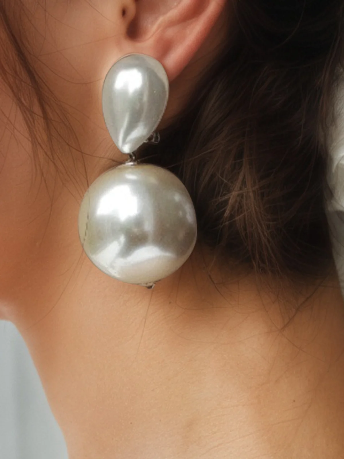 exquisite and elegant pearl earrings