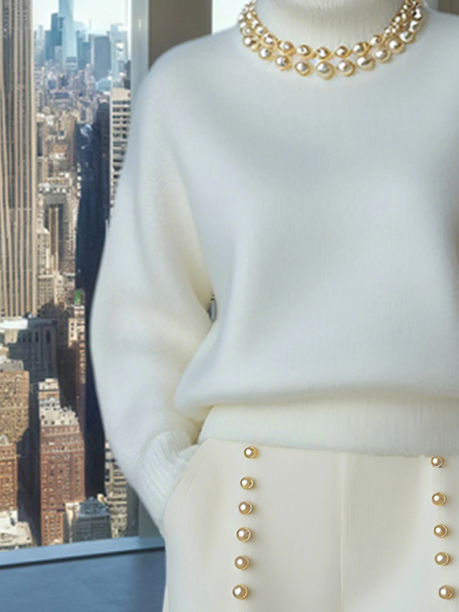 Casual Plain Turtleneck Loosen Sweater With White Pearl Choker