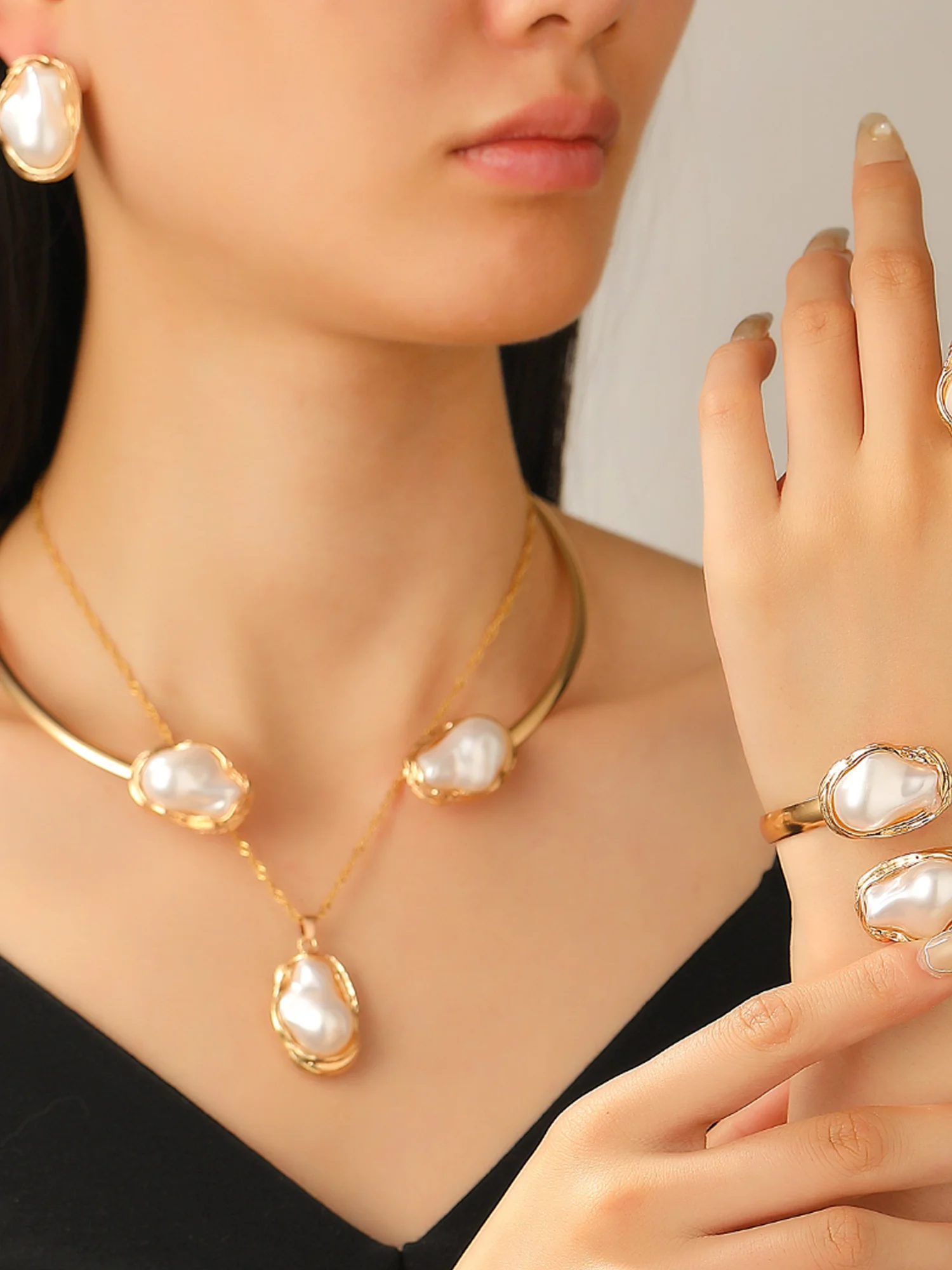 Women's high-end pearl jewelry necklace, earrings, rings, bracelets, chokers