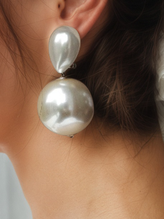 exquisite and elegant pearl earrings