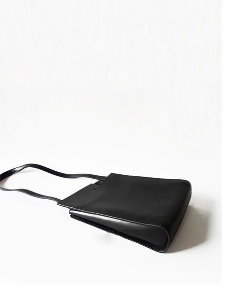 https://www.stylewe.com/product/magnetic-medium-cowhide-leather-shoulder-bag-45114.html