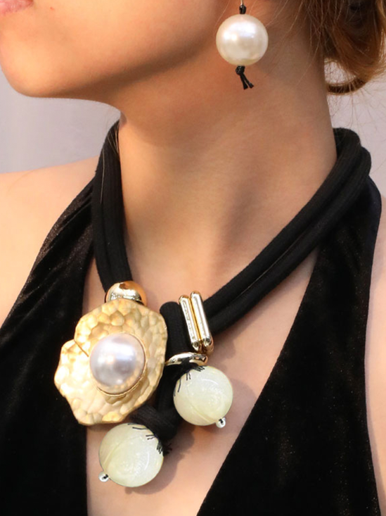 Royal style gold hammered pearl necklace