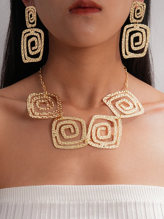 Textured Openwork Pleated Square Necklace